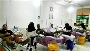 صف مردم داراب برای اهدای خون به حادثه‌دیدگان واژگونی اتوبوس +عکس