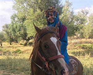 تیپ متفاوت خانم مجری هنگام اسب سواری/عکس