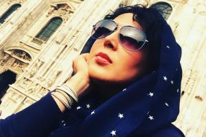 بازیگر زن پرحاشیه در تیپ اسپرت با عینک و شلواری عجیب+عکس