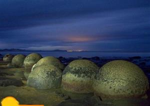 سنگ های عجیب و مرموزی که خود را از کف دریا به زمین رسانده اند+عکس