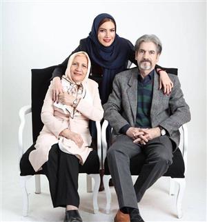 عکس زیبای خانم بازیگر کنار پدر و مادرش
