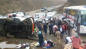 چند نفر در حادثه واژگونی اتوبوس در گردنه حیران مصدوم شدند؟