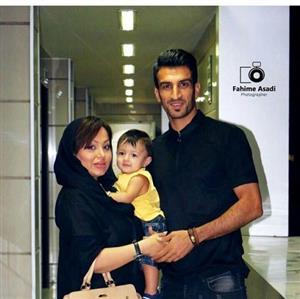 تیپ جدیدفوتبالیست مشهور در کنار همسر و فرزندش/عکس