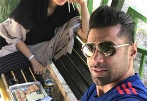 تیپ فوتبالیست جنجالی و همسرش در یک کافی شاپ! + عکس