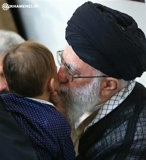 عکس/ بوسه رهبرانقلاب بر صورت فرزند شهيد حججی