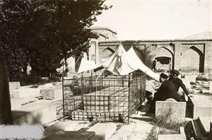 عکسی کمیاب از آرامگاه حافظ قبل از بازسازی