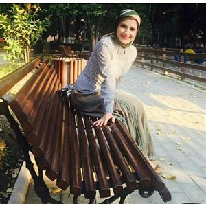 خانم مجری معروف با بولیز و دامن  در پارک+عکس