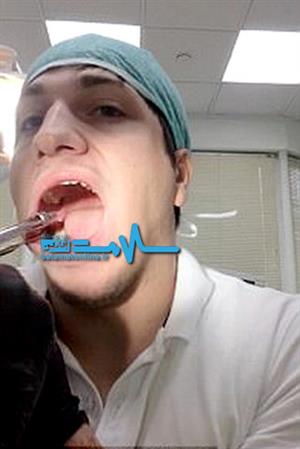 دندانپزشکی که دندان خودش را جلوی آینه کشید! +تصاویر