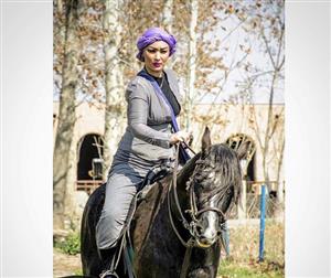 لباس های عجیب و نامتعارف خانم بازیگر هنگام اسب سواری+عکس