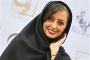 خانم بازیگر ایرانی با موهایی باز در اتاق گریم+عکس