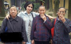 خانم بازیگر میان پیرزن های سیگاری چین/عکس