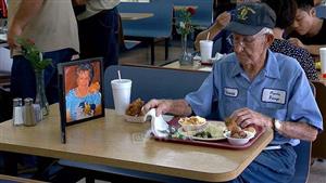 پیرمردی که سال هاست با عکس همسرش غذا می خورد+عکس
