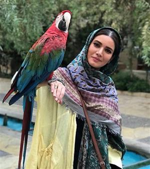 طوطی بزرگ و عجیب خانم بازیگر روی شانه اش+عکس
