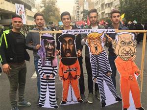 ماکت چهره های تروریست در دست دانش آموزان تهرانی/عکس