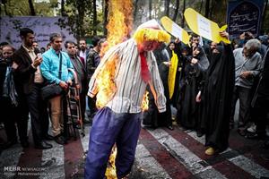 آتش زدن عروسک ترامپ در راهپیمایی روز دانش آموز/عکس
