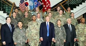 عکس یادگاری ترامپ با فرماندهان نظامی آمریکا در کره