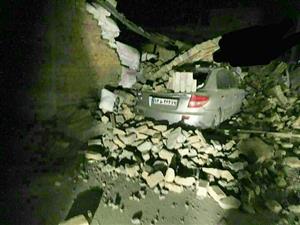 خودروی له شده زیر آوار زلزله+عکس
