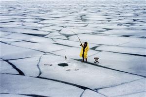 ماهیگیری روی دریاچه یخ‌زده در ترکیه/عکس