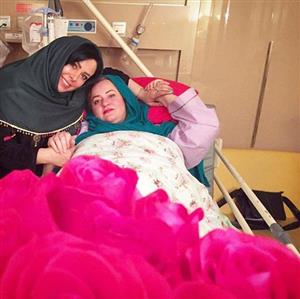 عکس عاشقانه با خانم بازیگر روی تخت بیمارستان