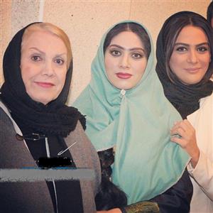 تیپ عجیب و غریب خواهران بازیگر در کنار مادرشان+عکس