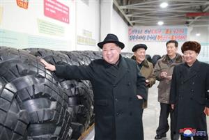 خوشحالی رهبر کره‌شمالی هنگام بازدید از کارخانه ابزار موشک‌های بالستیک/عکس

