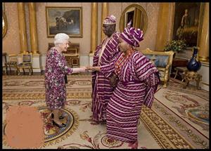 لباس های جالب کمیساریای عالی امور خارجی نیجریه در دیدار با ملکه بریتانیا/عکس
