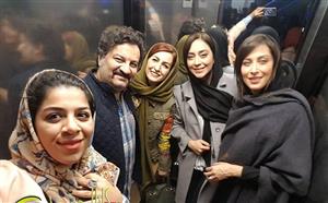 سلفی 



سلفی دسته جمعی بازیگران در آسانسور

