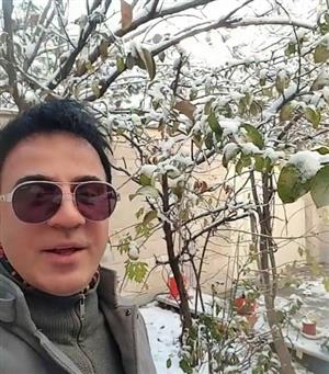 سلفی مجری مشهور با برف های حیاط خانه اش