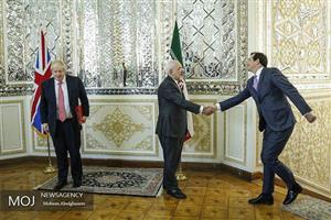عکسی جالب از نحوه دست دادن دیپلمات انگلیسی با ظریف