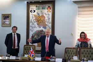 وقتی وزیر امور خارجه انگلیس زیر عکس شهید فهمیده می نشیند/عکس