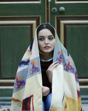 وقتی خانم بازیگر ایرانی پتو سرش می کند+عکس