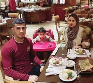 خوشگذرانی بازیکن گل زن پرسپولیس و همسرش در یک رستوران+عکس