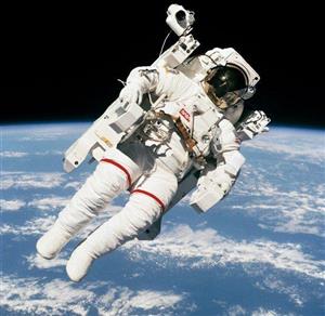 اولین فضانوردی که بدون تسمه ایمنی به فضا رفت درگذشت+عکس
