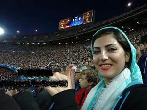 بازیگر زن ایرانی در میان تماشاچیان الکلاسیکو+عکس
