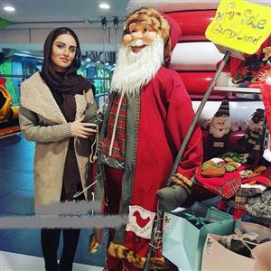 تیپ متفاوت خانم بازیگر در کنار بابانوئل+عکس
