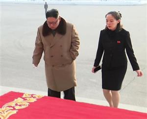 رهبر کره شمالی در کنار خواهر کوچکترش+عکس