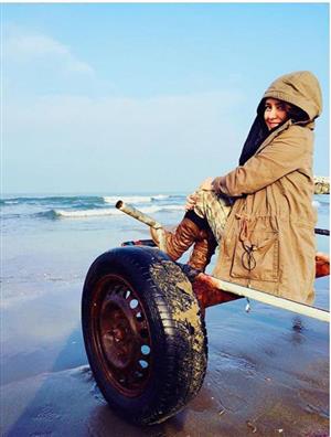 تیپ زمستانی خانم بازیگر روی ارابه ای در کنار دریا+عکس
