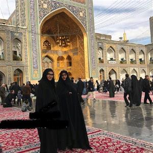 پوشش متفاوت خواهران زارعی در حرم امام رضا+عکس