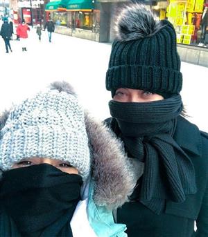 تیپ عجیب و غریب دو بازیگر زن مشهور در سرمای سوئد+عکس