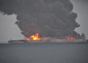 
تصاویر رویترز از نفت‌کش ایرانی آتش گرفته که در آب‌های چین
