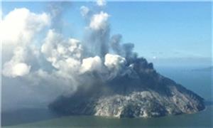تخلیه ساکنان جزیره‌ای در پاپوآ گینه نو با فوران آتشفشان
