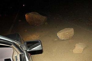 کوه در جاده طارس بر اثر زلزله امروز فیروزکوه ریزش کرد