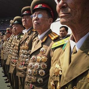 لباس های عجیب اما عادی در کره شمالی+عکس