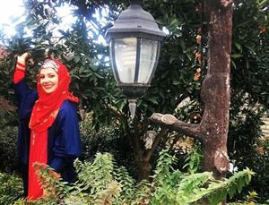 ژست جالب خانم مجری در میان درختان+عکس