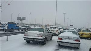 گرفتاری مردم در میان برف اتوبان تهران-کرج+عکس