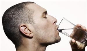 ۶ مزیت نوشیدن آب گرم با معده خالی را بدانید
