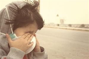 عکسی غم انگیز از گرد و خاک در چشمان کودک اهوازی
