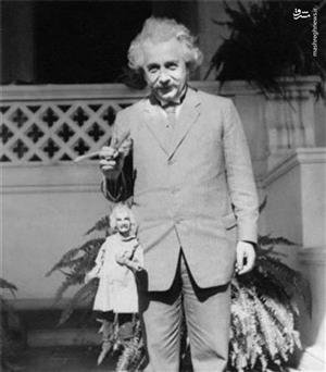 عکس یادگاری آلبرت انیشتین با عروسکش