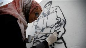 نقاشی های دیواری زن یمنی در صنعا به یاد قربانیان جنگ
