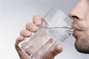 چرا نوشیدن آب ولرم در صبح مفید است؟